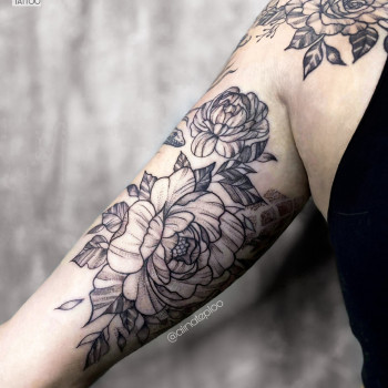 фото тату, на бицепсе, пионы, цветы